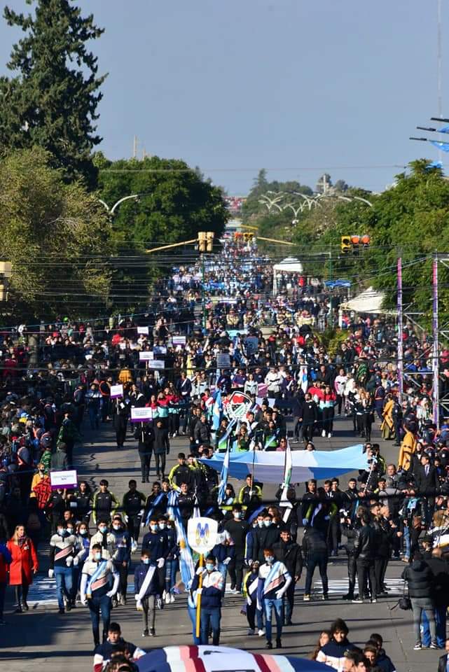 San Luis: Una multitud participó  en el Desfile del 25 de Mayo