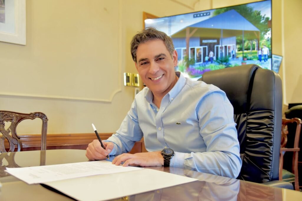 El intendente Gastón Hissa firma el llamado a licitación para construir el Paseo Ferroviario.