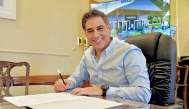 El intendente Gastón Hissa firma el llamado a licitación para construir el Paseo Ferroviario.