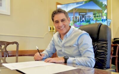 El intendente Gastón Hissa firma el llamado a licitación para construir el Paseo Ferroviario.
