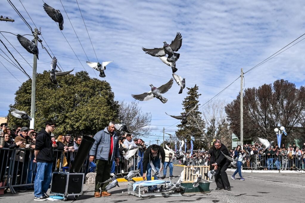 Suelta de palomas durante el homenaje a San Martín en Justo Daract