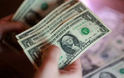 Imagen de archivo de billetes de dólar estadounidense.
