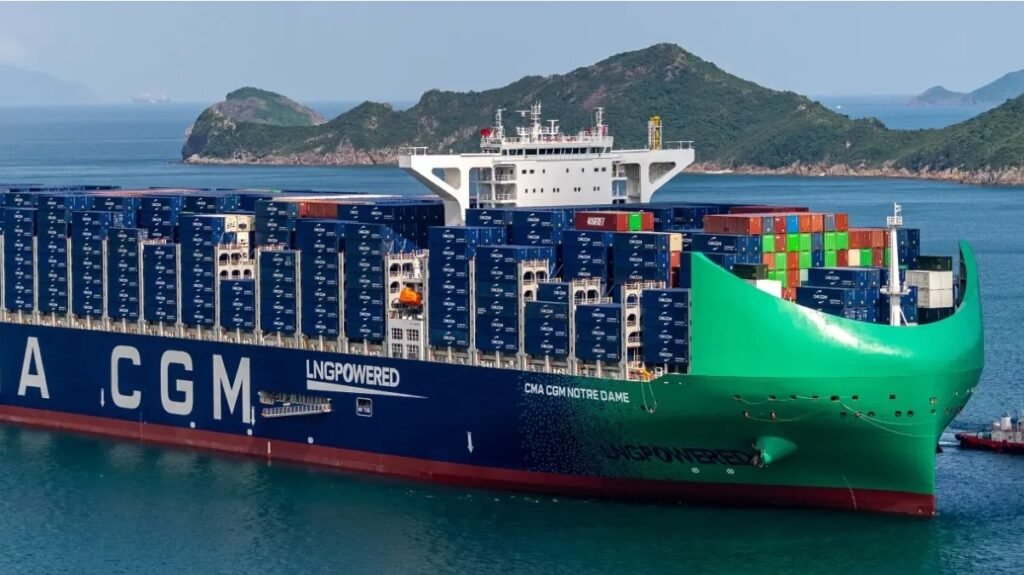 Imagen de archivo de un buque portacontenedores de CMA CGM navegando frente a una costa.