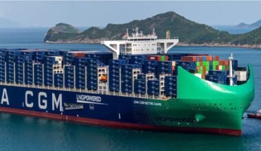 Imagen de archivo de un buque portacontenedores de CMA CGM navegando frente a una costa.