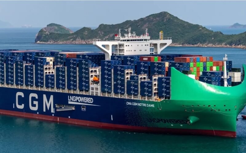 Imagen de archivo de un buque portacontenedores de CMA CGM navegando frente a una costa.