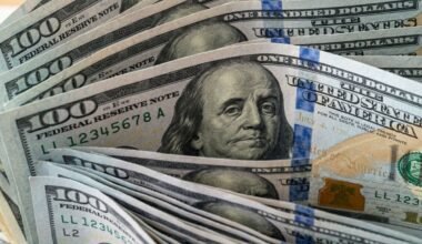 Imagen ilustrativa de billetes de dólares estadounidenses, utilizada como contexto para la cotización del dólar blue.