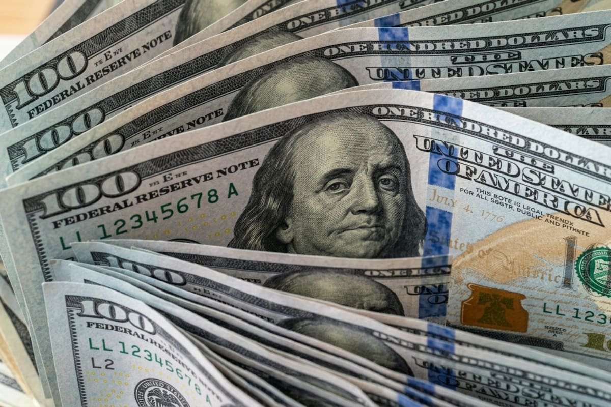 Imagen ilustrativa de billetes de dólares estadounidenses, utilizada como contexto para la cotización del dólar blue.