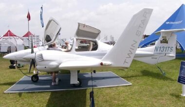 Imagen de archivo de un avión Diamond DA42 exhibido en una feria aeronáutica.
