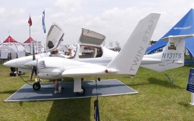Imagen de archivo de un avión Diamond DA42 exhibido en una feria aeronáutica.