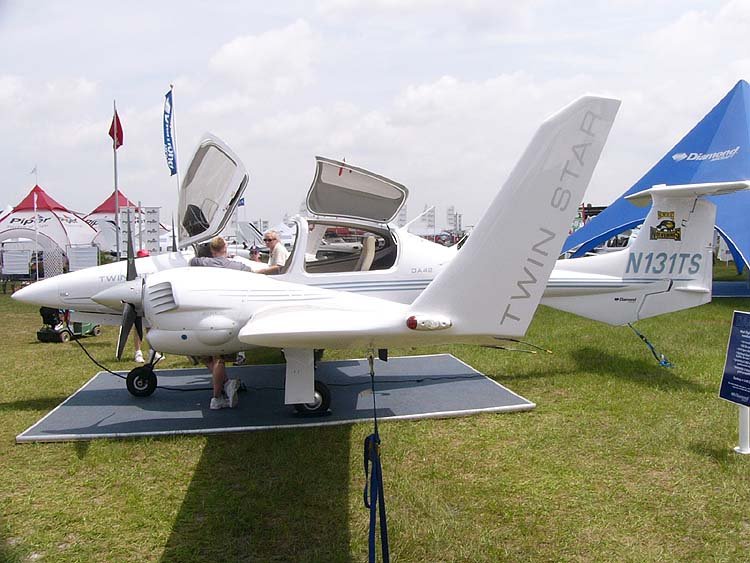 Imagen de archivo de un avión Diamond DA42 exhibido en una feria aeronáutica.