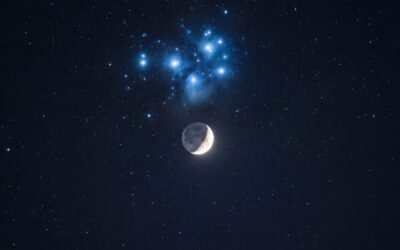 Imagen ilustrativa de la Luna junto al cúmulo estelar de las Pléyades.