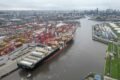 Vista aérea de un buque portacontenedores en el puerto de Buenos Aires, en el contexto del conflicto portuario.
