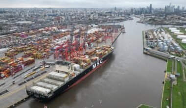 Vista aérea de un buque portacontenedores en el puerto de Buenos Aires, en el contexto del conflicto portuario.