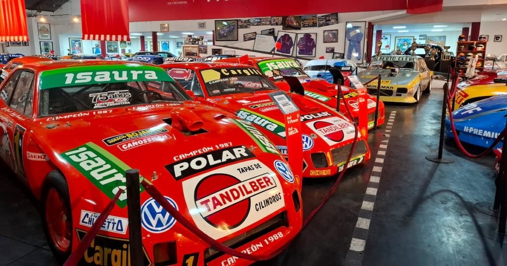 Autos históricos de Turismo Carretera exhibidos en el Museo del Turismo Carretera de La Plata.