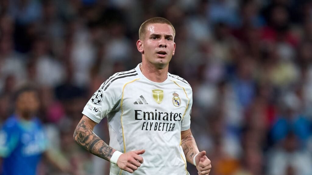 Franco Mastantuono con la camiseta del Real Madrid durante un partido de Champions League.