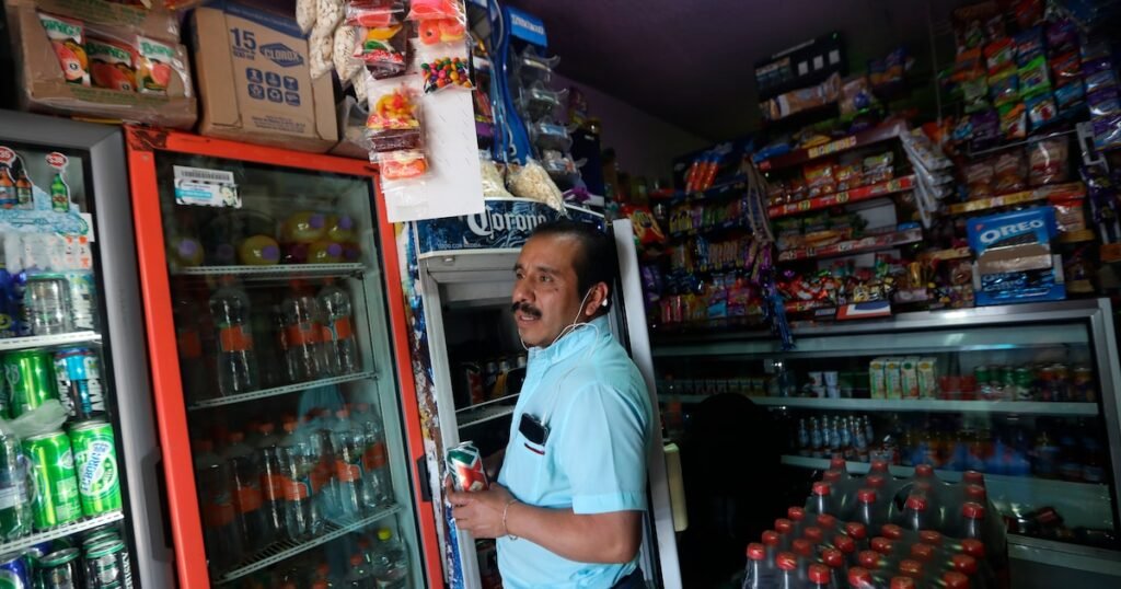 Imagen contextual de una tienda de abarrotes con productos de consumo básico.