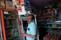 Imagen contextual de una tienda de abarrotes con productos de consumo básico.