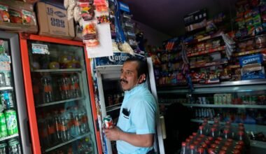 Imagen contextual de una tienda de abarrotes con productos de consumo básico.