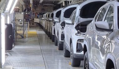 Imagen de archivo de una línea de producción automotriz con varios vehículos en fabricación.