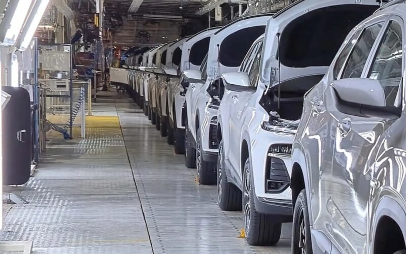 Imagen de archivo de una línea de producción automotriz con varios vehículos en fabricación.