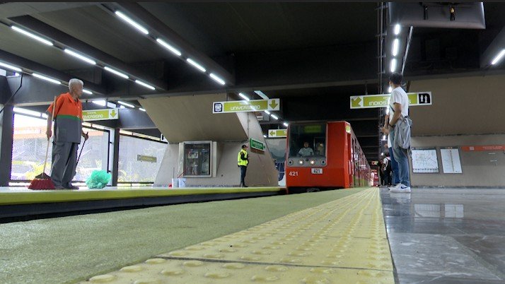 Imagen contextual de un tren del Metro de Ciudad de México en una estación.