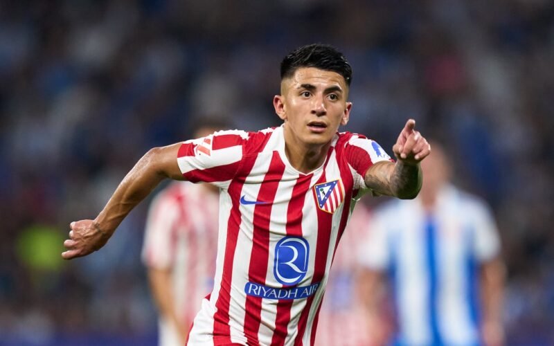 Thiago Almada, con la camiseta del Atlético de Madrid, durante un partido. Imagen de archivo.