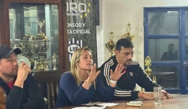 Personas vinculadas al futsal durante una reunión, junto a trofeos de la Liga Sanluiseña.