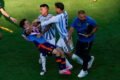 Jugadores de Argentina y España forcejean durante la semifinal del Mundial 2026.