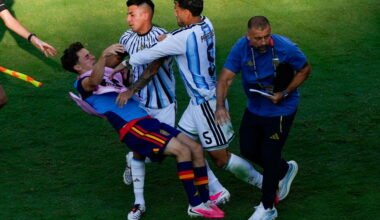 Jugadores de Argentina y España forcejean durante la semifinal del Mundial 2026.