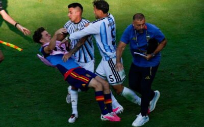 Jugadores de Argentina y España forcejean durante la semifinal del Mundial 2026.