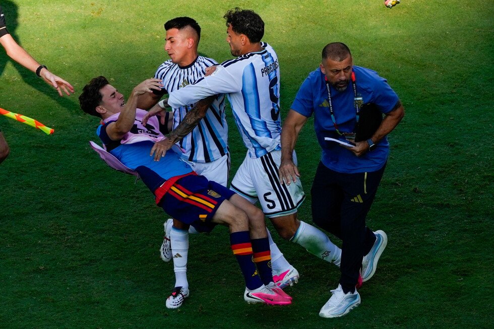 Jugadores de Argentina y España forcejean durante la semifinal del Mundial 2026.