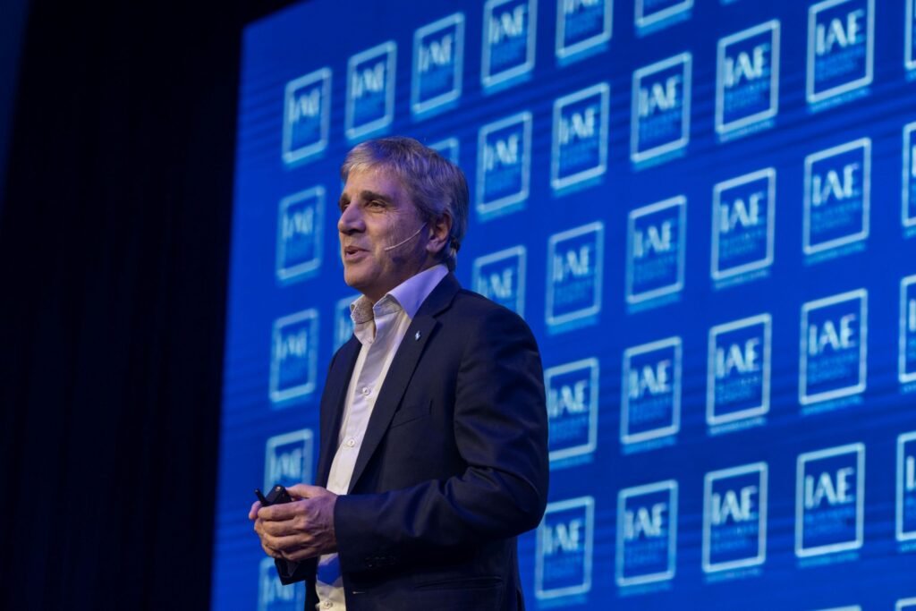 Luis Caputo expone en el escenario del IAE Summit 2026.