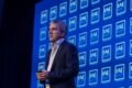 Luis Caputo expone en el escenario del IAE Summit 2026.