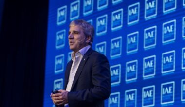 Luis Caputo expone en el escenario del IAE Summit 2026.