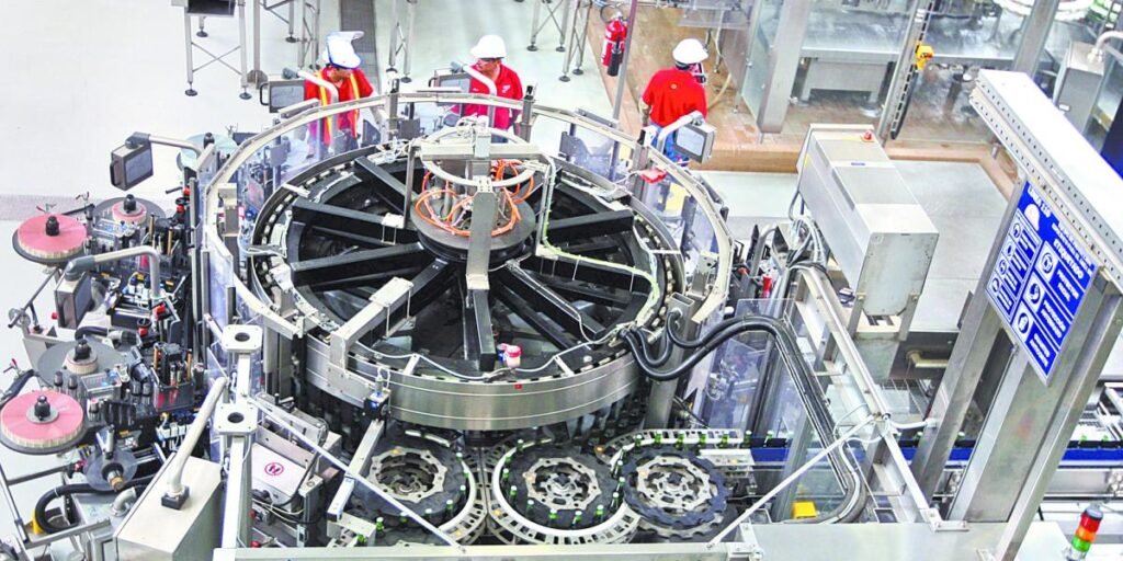 Imagen contextual de una planta industrial de embotellado de cerveza.