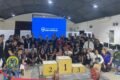 Atletas y organizadores posan junto al podio y las pesas durante el Torneo Apertura de powerlifting en Buena Esperanza.