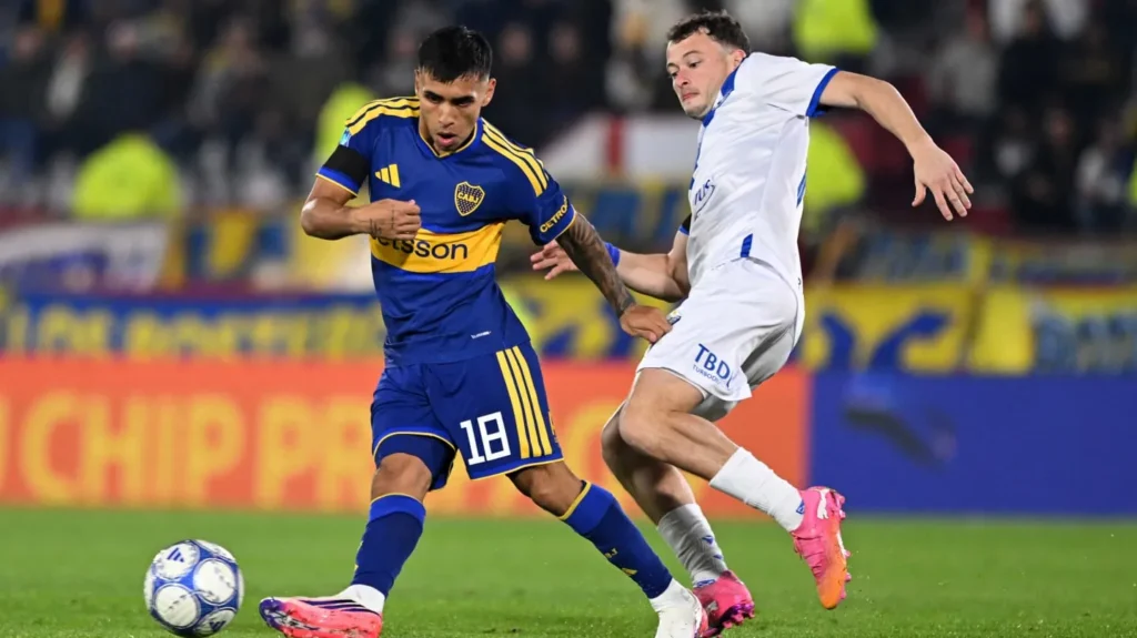 Un jugador de Boca disputa la pelota con un futbolista de Vélez durante el partido por el Torneo Clausura.