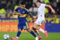 Un jugador de Boca disputa la pelota con un futbolista de Vélez durante el partido por el Torneo Clausura.