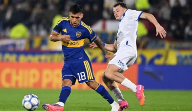 Un jugador de Boca disputa la pelota con un futbolista de Vélez durante el partido por el Torneo Clausura.
