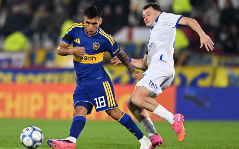 Un jugador de Boca disputa la pelota con un futbolista de Vélez durante el partido por el Torneo Clausura.