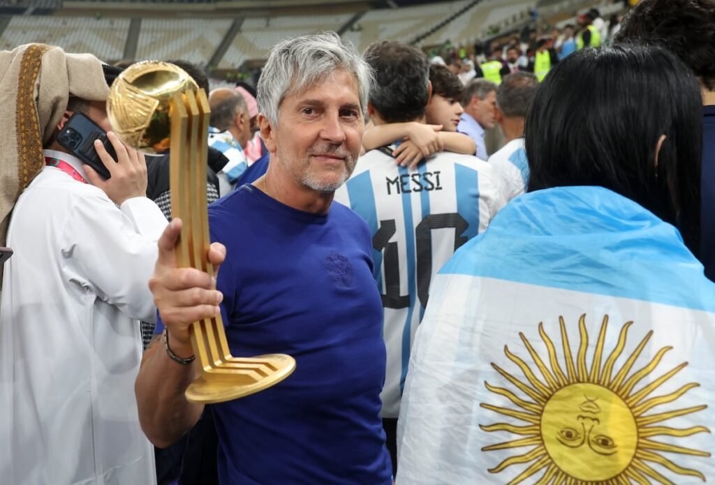 Jorge Messi sostiene un trofeo rodeado de hinchas durante una celebración vinculada a Lionel Messi.