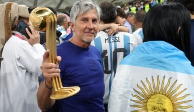 Jorge Messi sostiene un trofeo rodeado de hinchas durante una celebración vinculada a Lionel Messi.
