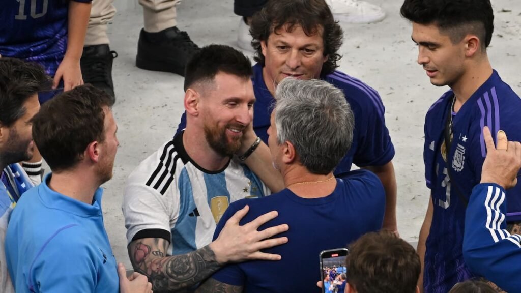 Imagen de archivo de Lionel Messi junto a su padre Jorge Messi durante un evento deportivo.