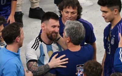 Imagen de archivo de Lionel Messi junto a su padre Jorge Messi durante un evento deportivo.