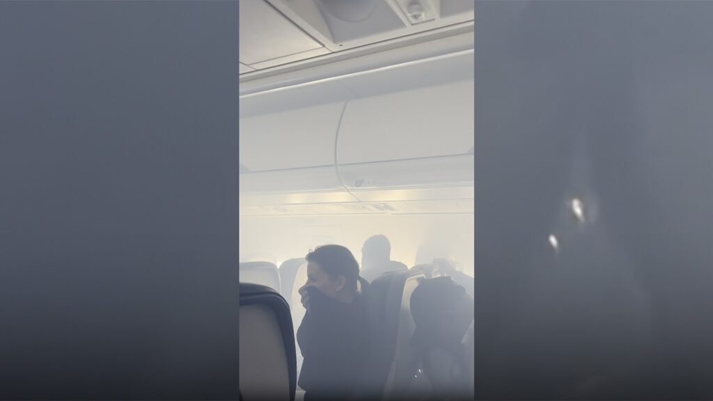 Humo dentro de la cabina del vuelo de Delta que regresó a Atlanta y fue evacuado.