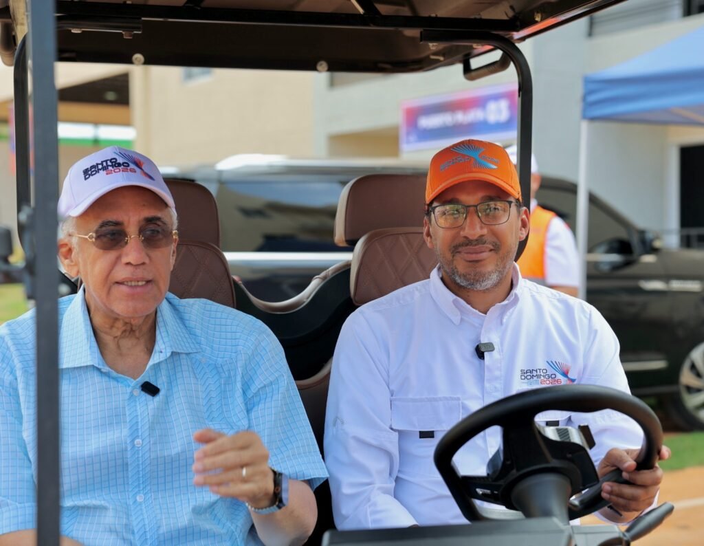 Personal de la organización de Santo Domingo 2026 en un vehículo dentro de las instalaciones de la Villa.