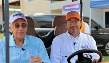 Personal de la organización de Santo Domingo 2026 en un vehículo dentro de las instalaciones de la Villa.