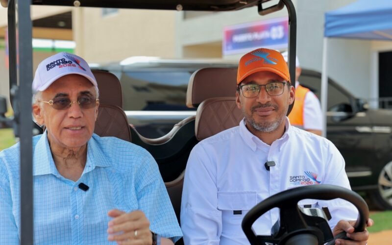 Personal de la organización de Santo Domingo 2026 en un vehículo dentro de las instalaciones de la Villa.