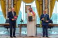 El presidente turco Recep Tayyip Erdogan, el príncipe heredero saudita Mohammed bin Salman y el primer ministro pakistaní Shehbaz Sharif posan con los documentos tras firmar un||||