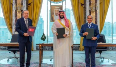 El presidente turco Recep Tayyip Erdogan, el príncipe heredero saudita Mohammed bin Salman y el primer ministro pakistaní Shehbaz Sharif posan con los documentos tras firmar un||||